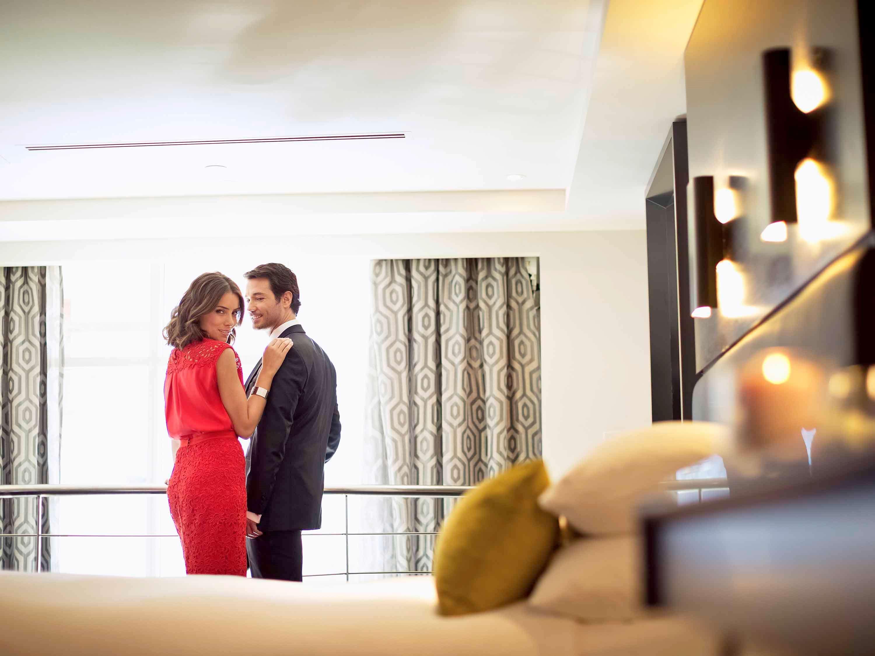 The Como מלבורן מראה חיצוני תמונה A couple in a hotel room