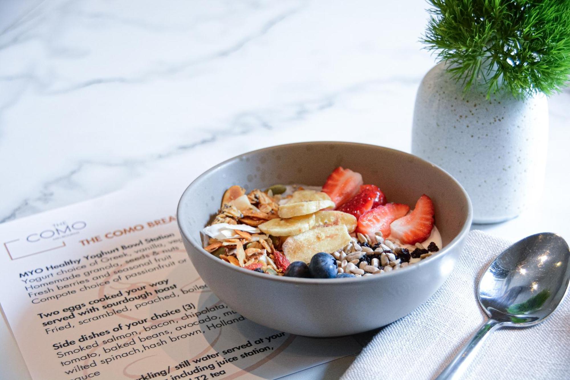 The Como מלבורן מראה חיצוני תמונה A bowl of granola with fruit