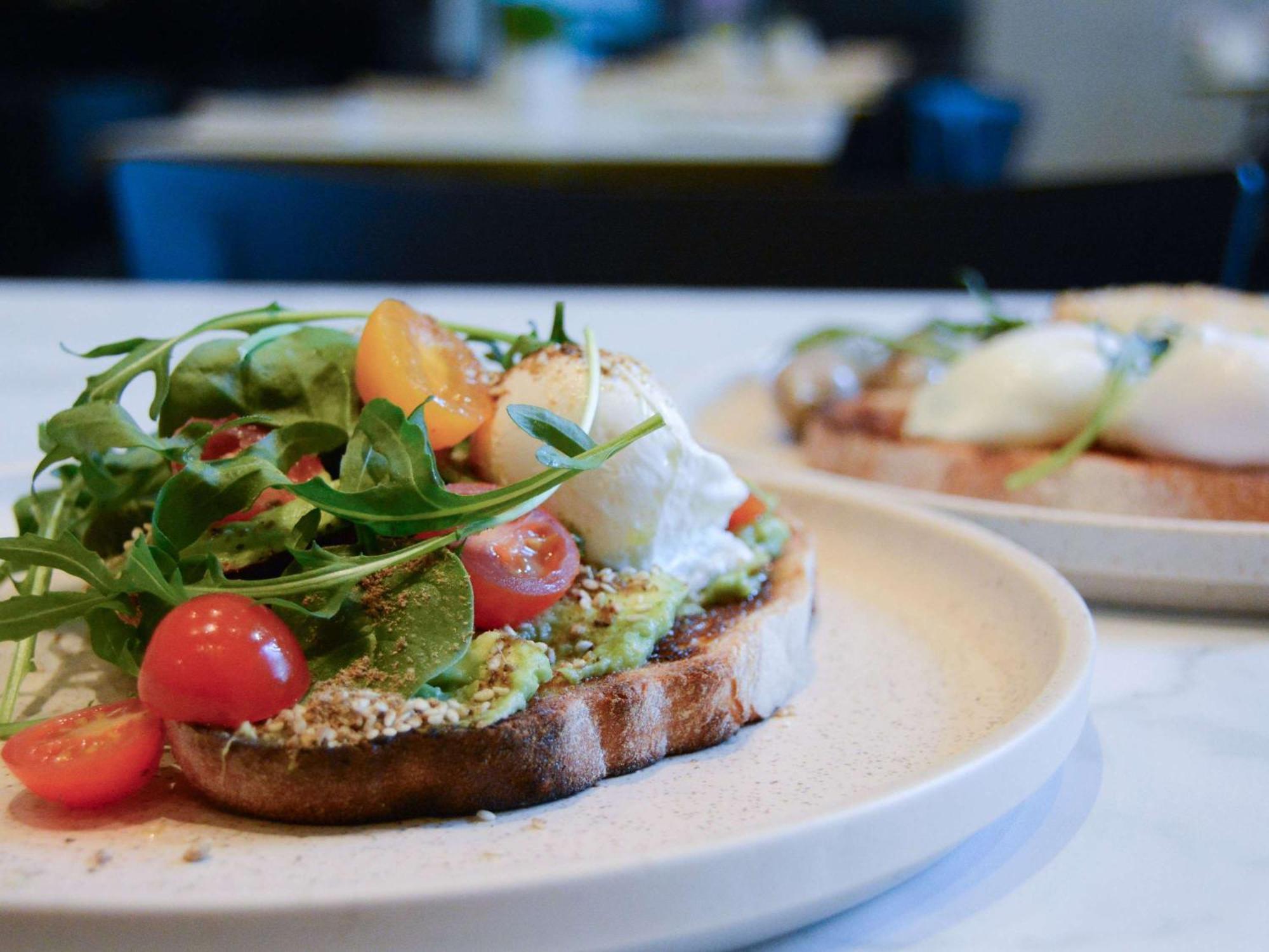 The Como מלבורן מראה חיצוני תמונה Avocado on toast with rocket, cherry tomatoes and goat's cheese