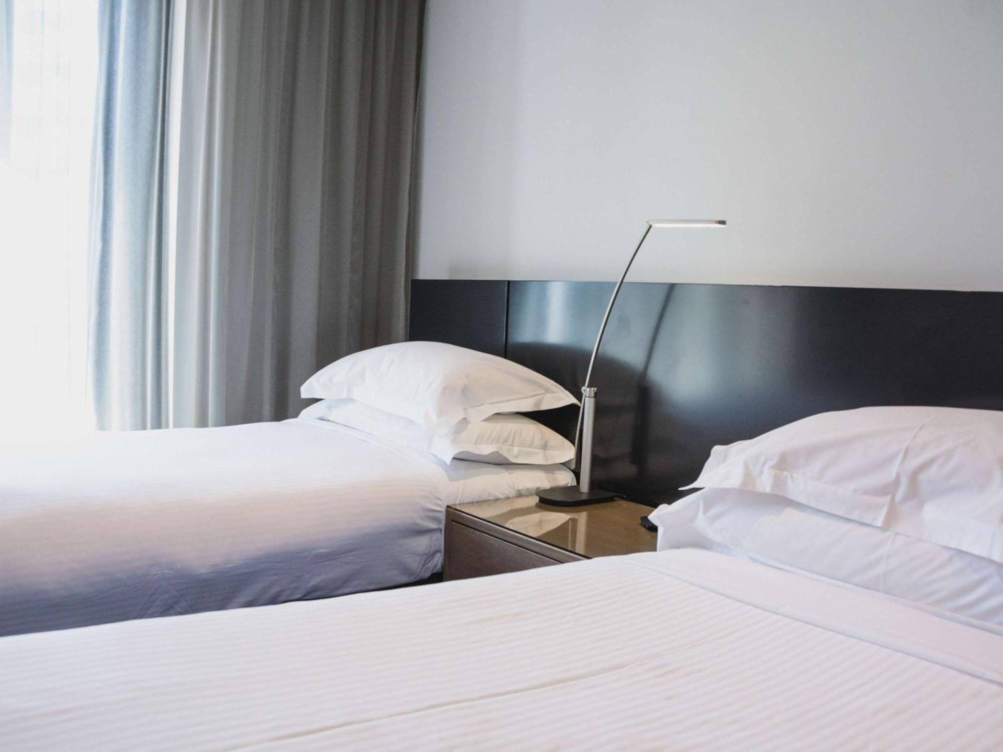 The Como מלבורן מראה חיצוני תמונה A lamp on a bedside table